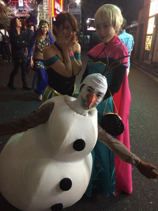 Illustration for article titled Olaf from Frozen Hanging Out in Tokyo
